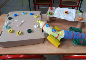 Zegar, stolik i rakiety - prace wykonane przez dzieci